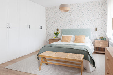 他の地域にある広いコンテンポラリースタイルのおしゃれな主寝室 (白い壁、無垢フローリング、茶色い床)