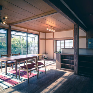 На фото: гостиные-столовые в стиле ретро с белыми стенами, темным паркетным полом и коричневым полом без камина