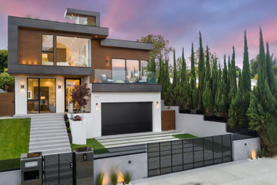 Large minimalist exterior home photo in Los Angeles