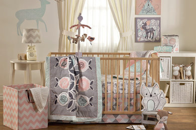 Imagen de habitación de bebé niña romántica de tamaño medio con paredes blancas y suelo vinílico