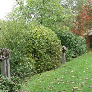 Gartenumgestaltung mit Teich und Natursteinmauer