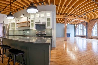 Kitchen - industrial kitchen idea in Chicago