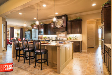 Kitchen - traditional kitchen idea in Austin