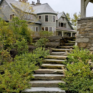 Idée de décoration pour un jardin latéral victorien avec des pavés en pierre naturelle.