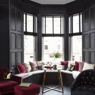 Idee per un piccolo soggiorno contemporaneo chiuso con pareti nere, parquet scuro e pavimento nero