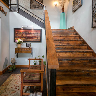 Diseño de escalera en L, rústica, grande, con escalones de madera, contrahuellas de madera y barandilla de metal