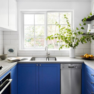 Пример оригинального дизайна интерьера: маленькая отдельная, п-образная кухня в современном стиле с синими фасадами, столешницей из кварцевого композита, белым фартуком, фартуком из керамической плитки, техникой из нержавеющей стали, полом из цементной плитки, серой столешницей, врезной раковиной, фасадами в стиле шейкер и серым полом