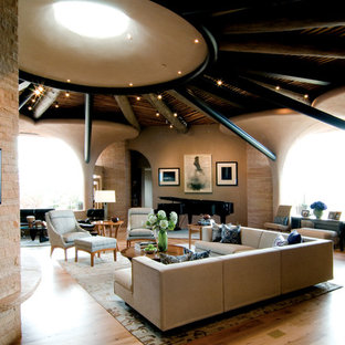 Geräumiges, Offenes Mediterranes Musikzimmer mit Bambusparkett und beiger Wandfarbe in Albuquerque