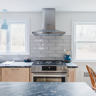 Réalisation d'une arrière-cuisine parallèle tradition de taille moyenne avec un évier de ferme, un placard à porte shaker, des portes de placard en bois clair, un plan de travail en granite, une crédence grise, une crédence en carreau de céramique, un électroménager en acier inoxydable, un îlot central et un plan de travail vert.