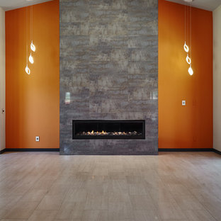 Idéer för att renovera ett stort funkis allrum med öppen planlösning, med orange väggar, en standard öppen spis, en spiselkrans i trä, ett finrum, laminatgolv och beiget golv