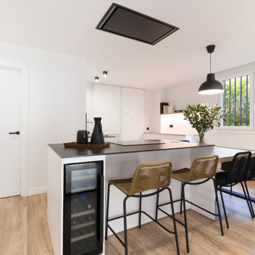 COCINA SANTOS BLANCA Y NEGRA CON ISLA