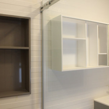 Baño con mobiliario de Codis y nicho en la ducha