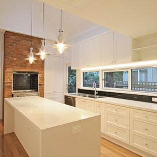 Удачное сочетание для дизайна помещения: маленькая линейная кухня-гостиная в современном стиле с двойной раковиной, фасадами в стиле шейкер, белыми фасадами, столешницей из гранита, фартуком с окном, техникой из нержавеющей стали, светлым паркетным полом и островом - самое интересное для вас