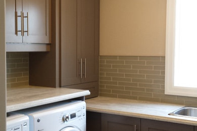 Example of a laundry room design in Toronto