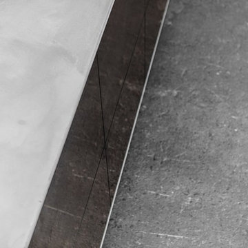 Norm Design mit bronzierten Tombak Fronten und Beton Arbeitsplatte