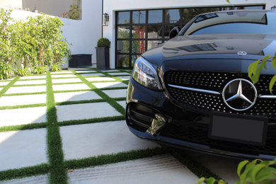 Garage - contemporary garage idea in Los Angeles