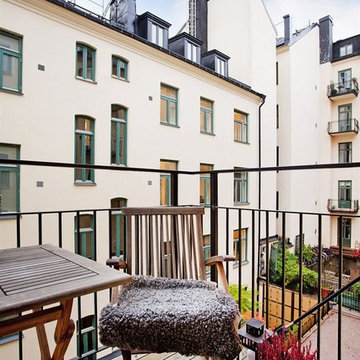 Karaktäristiskt sekelskifte med solig balkong invid strandvägen