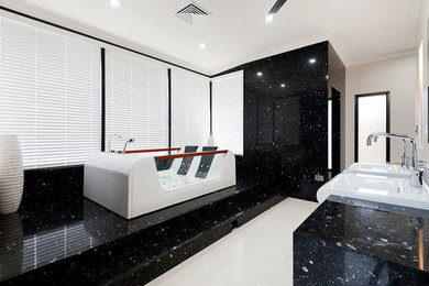 This is an example of a modern bathroom in Darwin.