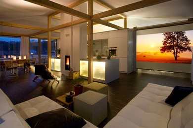 Großes Asiatisches Wohnzimmer mit weißer Wandfarbe, gebeiztem Holzboden, Kamin, Kaminumrandung aus Beton und braunem Boden in Düsseldorf