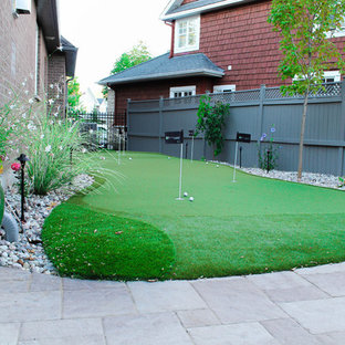 Mittelgroßer Stilmix Garten im Sommer, neben dem Haus mit Natursteinplatten und Sportplatz in Ottawa