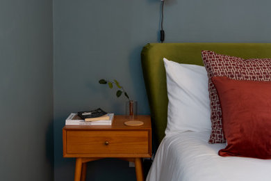 Diseño de dormitorio principal minimalista de tamaño medio sin chimenea con paredes azules, moqueta y suelo beige