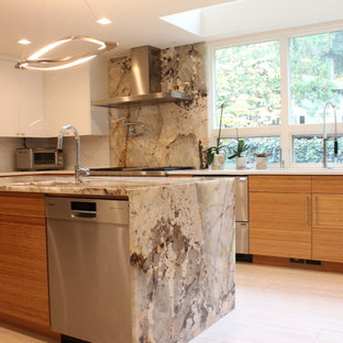 Große Moderne Küche in U-Form mit Vorratsschrank, Unterbauwaschbecken, flächenbündigen Schrankfronten, orangefarbenen Schränken, Granit-Arbeitsplatte, Küchenrückwand in Weiß, Küchengeräten aus Edelstahl, Porzellan-Bodenfliesen, Kücheninsel, weißem Boden und beiger Arbeitsplatte in Seattle