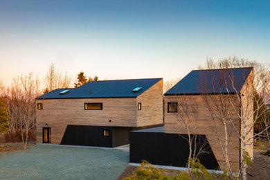 Ejemplo de fachada de casa negra contemporánea de tamaño medio de dos plantas con revestimiento de aglomerado de cemento y tejado de metal