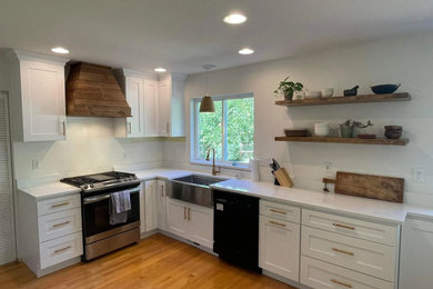 Kitchen photo in Jacksonville