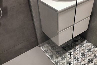 Réalisation d'une petite salle d'eau grise et blanche méditerranéenne avec des portes de placard blanches, une douche à l'italienne, un carrelage gris, des carreaux de céramique, un mur bleu, carreaux de ciment au sol, une vasque, un plan de toilette en quartz modifié, un sol gris, un plan de toilette blanc, meuble simple vasque et meuble-lavabo suspendu.