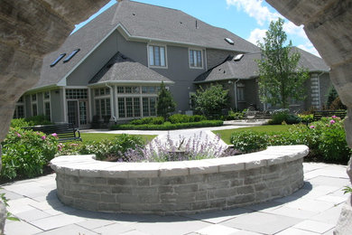 Example of a 1950s home design design in Toronto