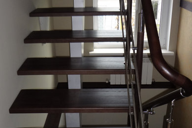 Идея дизайна: большая п-образная лестница в стиле лофт с деревянными ступенями и деревянными перилами