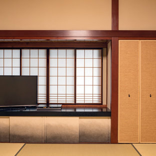 Inspiration pour un salon asiatique avec un sol de tatami et un téléviseur indépendant.