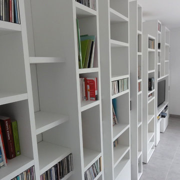 Bibliothéque sur mesure et téléviseur suspendu