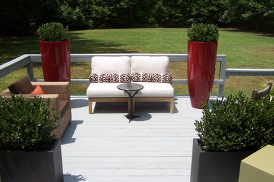 Photo of a contemporary deck in Little Rock.