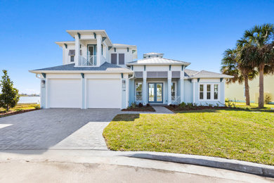 Example of an exterior home design in Orlando