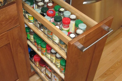 Kitchen - traditional kitchen idea in Portland