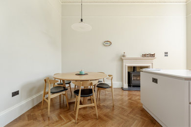 Idee per una sala da pranzo aperta verso la cucina classica con pavimento in legno massello medio