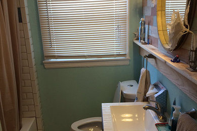 Example of an arts and crafts bathroom design in Tampa