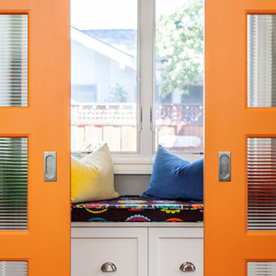 Foto på en mellanstor vintage hall, med grå väggar och mellanmörkt trägolv