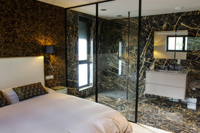Aménagement d'une salle de bain contemporaine.