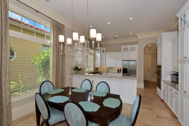Dining room photo in Miami