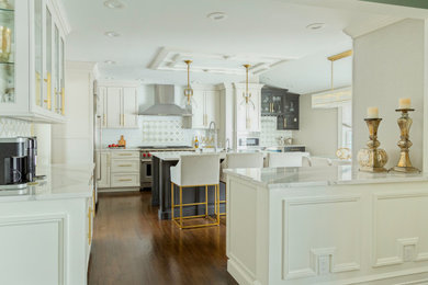 シャーロットにある高級な広いトラディショナルスタイルのおしゃれなキッチン (エプロンフロントシンク、落し込みパネル扉のキャビネット、グレーのキャビネット、クオーツストーンカウンター、メタリックのキッチンパネル、モザイクタイルのキッチンパネル、シルバーの調理設備、濃色無垢フローリング、茶色い床、白いキッチンカウンター、三角天井) の写真