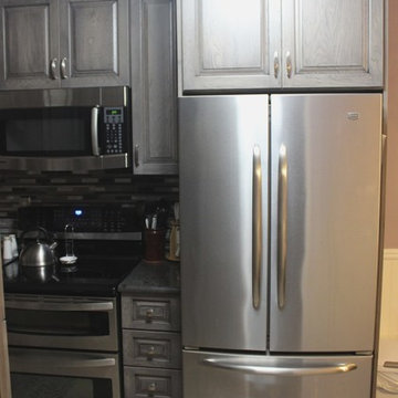 Starmark Kitchen - Hickory Ridgeville in Driftwood w/ Ebony Glaze