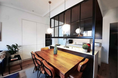 Immagine di una sala da pranzo aperta verso il soggiorno contemporanea con pavimento in legno massello medio