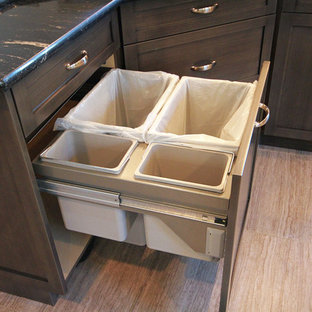 Idée de décoration pour une arrière-cuisine chalet avec un évier encastré, des portes de placard en bois vieilli, une crédence blanche, un électroménager en acier inoxydable, un sol en bois clair et un îlot central.