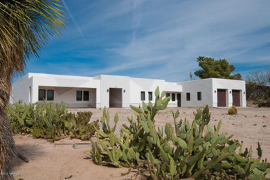 Example of an exterior home design in Phoenix