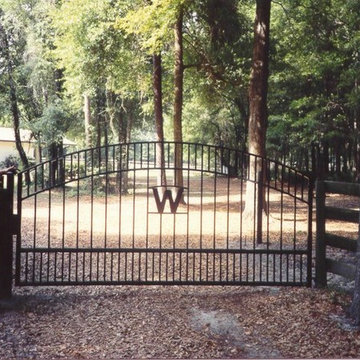 Arch Top Driveway Gate with dog picket borders