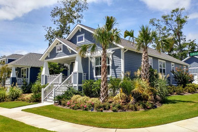 Inspiration for a mid-sized craftsman blue one-story concrete fiberboard exterior home remodel in Wilmington with a shingle roof