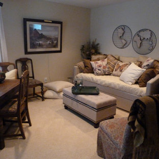 Foto di un piccolo soggiorno eclettico chiuso con sala giochi, pareti gialle, moquette, nessun camino e TV autoportante