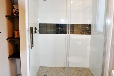 Example of a minimalist bathroom design in Ottawa